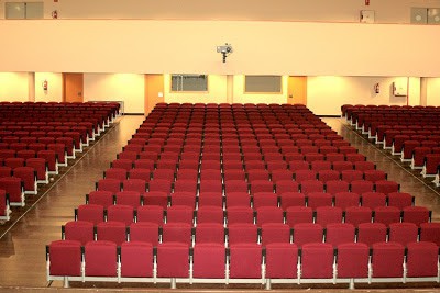 CÓMO AHORRAR ESPACIO EN EL SALÓN DE ACTOS