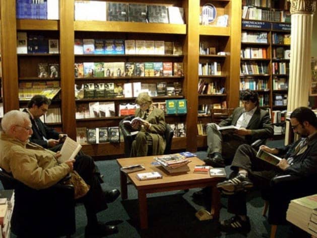 ¿QUÉ SUCEDE SI TIENES 500 LIBROS EN CASA?
