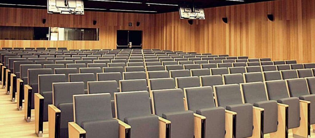 PREPARANDO EL SALÓN DE ACTOS