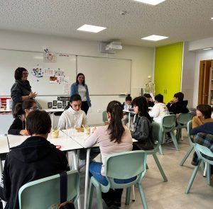 Estudiantes del Colegio Peñacorada en clase colaborativa