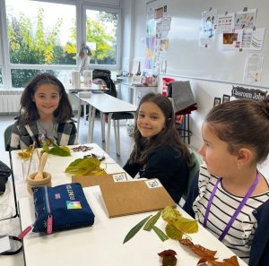 Alumnos durante actividades colaborativas en el Colegio Peñacorada